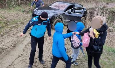 O familie cu trei copii a rămas blocată, din cauza nămolului, pe un drum forestier din Buzău