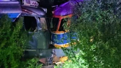 Două locomotive, implicate într-un accident. Doi bărbaţi au ajuns la spital