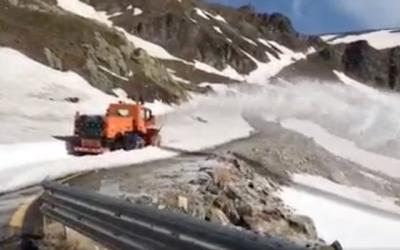 Transalpina rămâna închisă, din cauza zăpezii acumulate pe versanţi