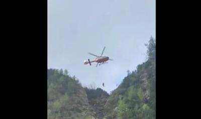 VIDEO 🎦 Intervenție spectaculoasă în Bucegi. Un turist rămas blocat pe traseu a fost recuperat cu elicopterul