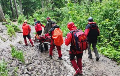 Accident pe unul dintre cele mai ușoare trasee din Bucegi. Victima a fost coborâtă pe targă de salvamontiști