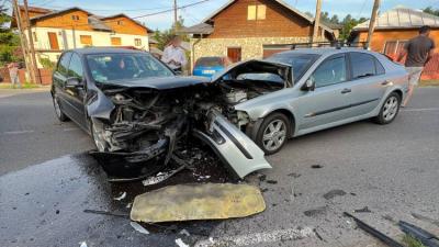 FOTO | Accident grav în Băicoi! O femeie și un copil au ajuns la spital